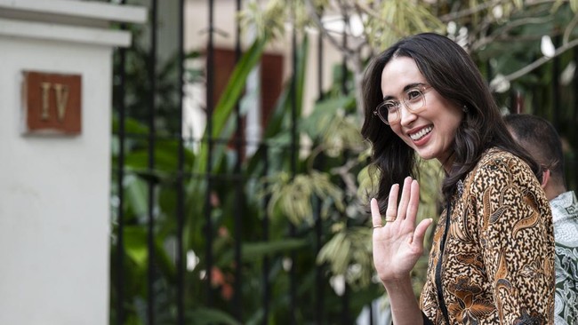 Menpar Panggil Gubernur Buntut Dugaan Tambang Nikel Rusak Raja Ampat Menpar Widiyanti Putri Wardhana telah memanggil Gubernur Papua Barat Daya Elisa Kambu menyusul dugaan tambang nikel merusak Raja Ampat.