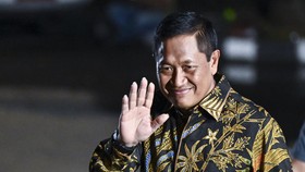 Plt Sekjen Kementerian Pertahanan Donny Ermawan Taufanto menyapa wartawan setibanya di kediaman Presiden Terpilih Prabowo Subianto, Kertanegara.