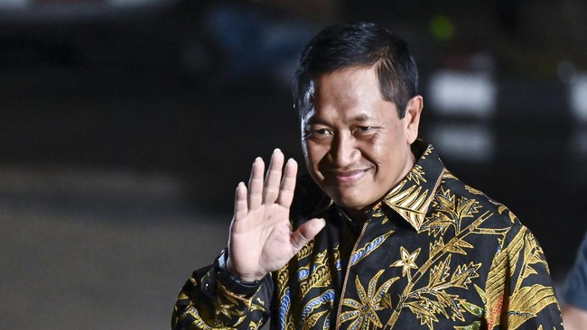 Plt Sekjen Kementerian Pertahanan Donny Ermawan Taufanto menyapa wartawan setibanya di kediaman Presiden Terpilih Prabowo Subianto, Kertanegara.