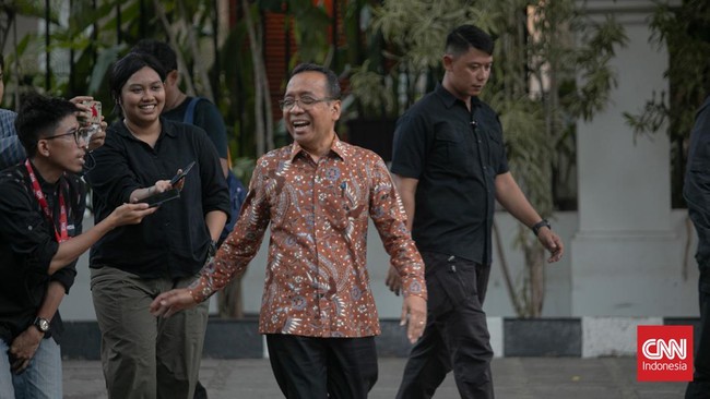 Menko PMK Muhadjir Effendy menyapa Mensesneg Pratikno di acara peluncuran bukunya dengan sebutan 'calon pengganti saya'.