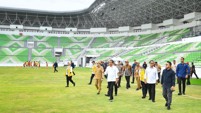 Presiden Joko Widodo (Jokowi) meresmikan Stadion Utama Sumatera Utara di Kabupaten Deli Serdang, Selasa (15/10).