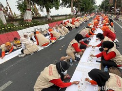 Mewarnai Batik Terpanjang di Kota Mojokerto Pecahkan Rekor MURI