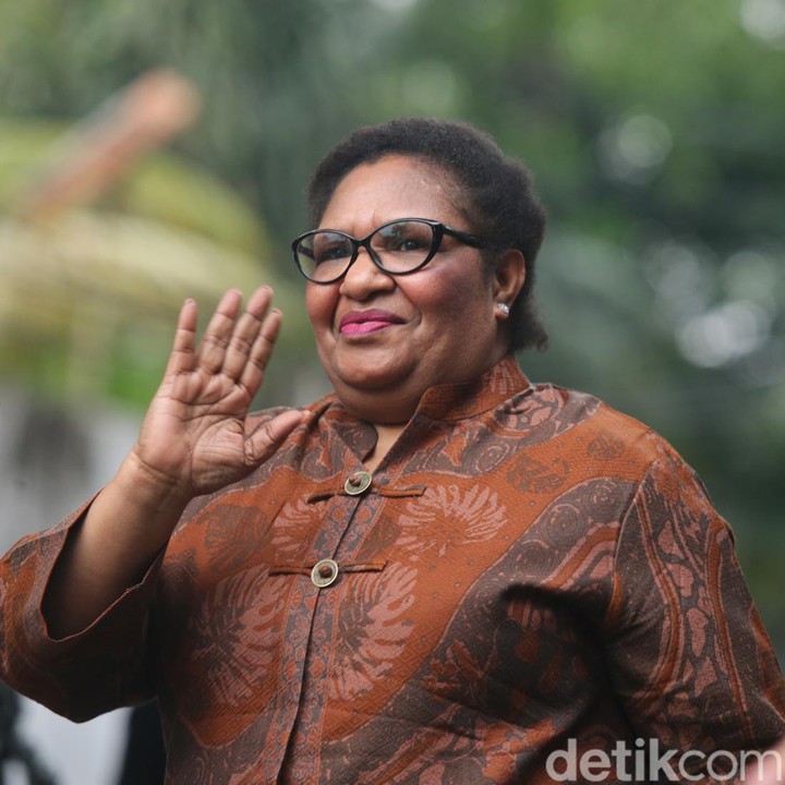 <p>Ribka Haluk resmi menjabat Wakil Menteri Dalam Negeri periode 2024-2029. Sosok Ribka Haluk bukan orang baru di pemerintahan. Sebelum resmi diumumkan menjadi Wakil Menteri, Ribka merupakan Penjabat (Pj) Gubernur Papua Tengah, Bunda. Sebelumnya, ia juga pernah memegang jabatan sebagai Staf Ahli Kementerian Dalam Negeri Republik Indonesia bidang Aparatur dan Kepentingan Publik. (Foto: Grandyos Zafna)</p>