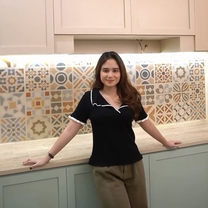 <p>Berikut potret dapurnya yang <em>aesthetic</em>, Bunda. Tissa memilih cat warna krem dan hijau tosca. Ruang masak ini semakin menarik dengan pemilihan keramik motif untuk bagian temboknya, ya? "Aku menemukan keramik yang menyatu dengan gaya dan kebutuhan rumah impianku, menciptakan suasana yang nyaman dan penuh kehidupan," tuturnya. (Foto: Instagram @tissabiani)<br /><br /><br /></p>