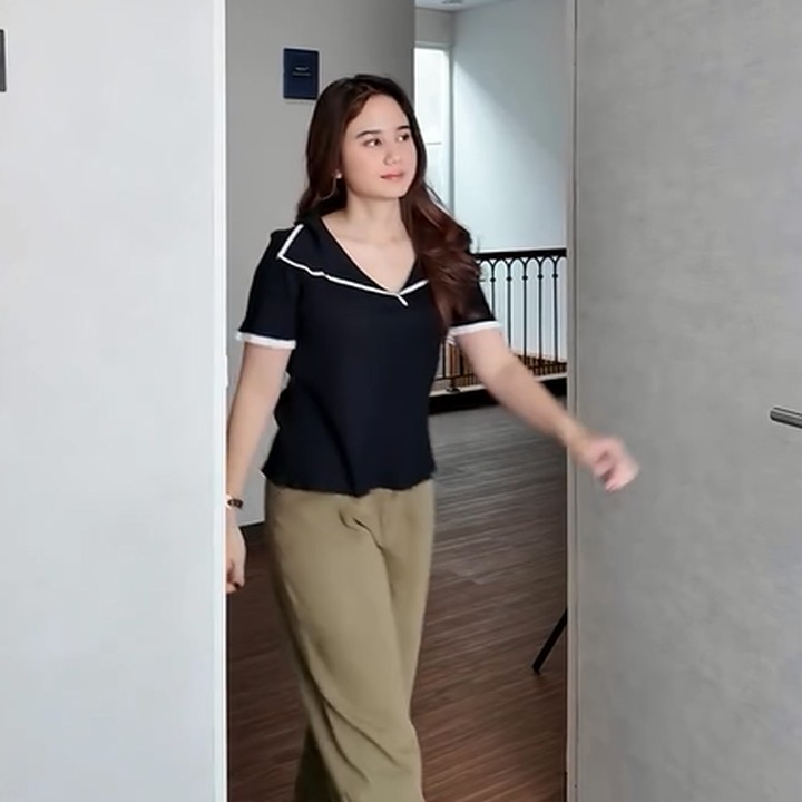 <p>Konten rumah baru Tissa yang tengah dibangun ini dibanjiri komentar oleh netizen. Salah satunya menyebut hunian tersebu terlihat indah, terutama bagian keramiknya. "Masya Allah Cantik banget Tissa, Bagus banget keramik & Rumah nya semoga ditempat yang baru semakin bahagia dan rejeki," ujar akun @filza****. (Foto: Instagram @tissabiani)</p>