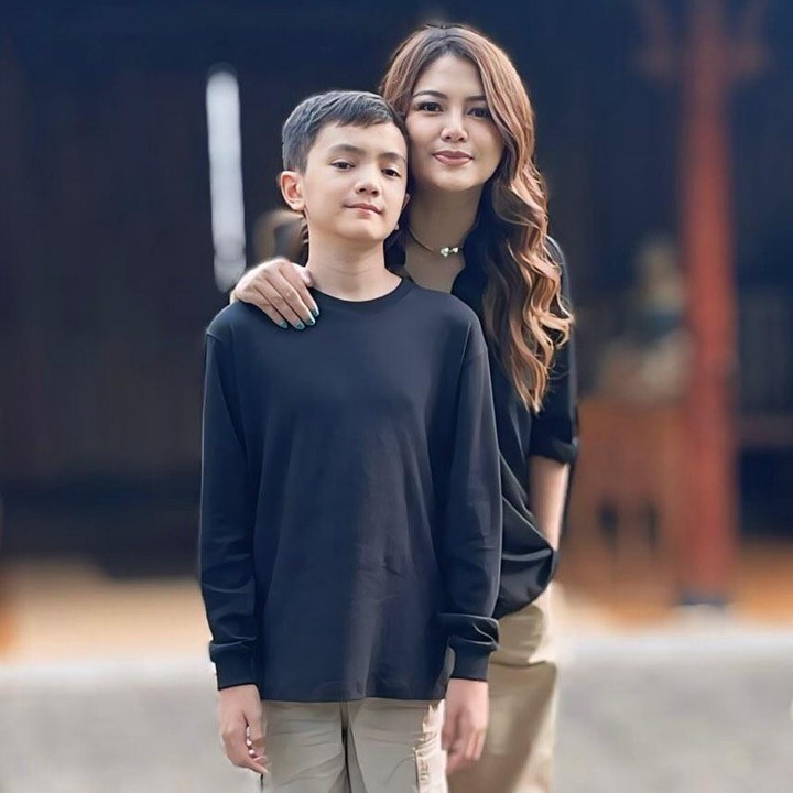 <p>Hal tersebut diketahui langsung melalui beberapa potretnya yang diunggah oleh ibunda di media sosial. Tak sedikit netizen yang salah fokus dengan parasnya. "<em>Masya allah</em> gantengnya anak lanang kak," tulis akun <em>@wahyuni_isdyastuti_ma****.</em> "Cakepnya SON," tulis akun <em>@arlacha****.</em> (Foto: Instagram@winatalia)</p>