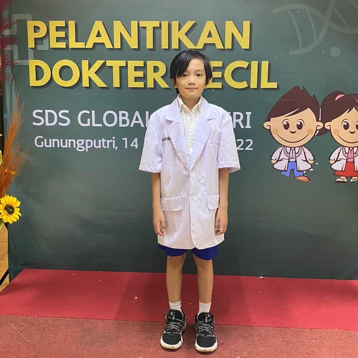 <p>Saat usianya masih empat tahun, Saga berhasil memecahkan rekor muri sebagai pencipta lagu termuda. Ia diketahui merilis lagu anak-anak yang berjudul <em>Telur Dadar.</em> (Foto: Instagram@winatalia)</p>