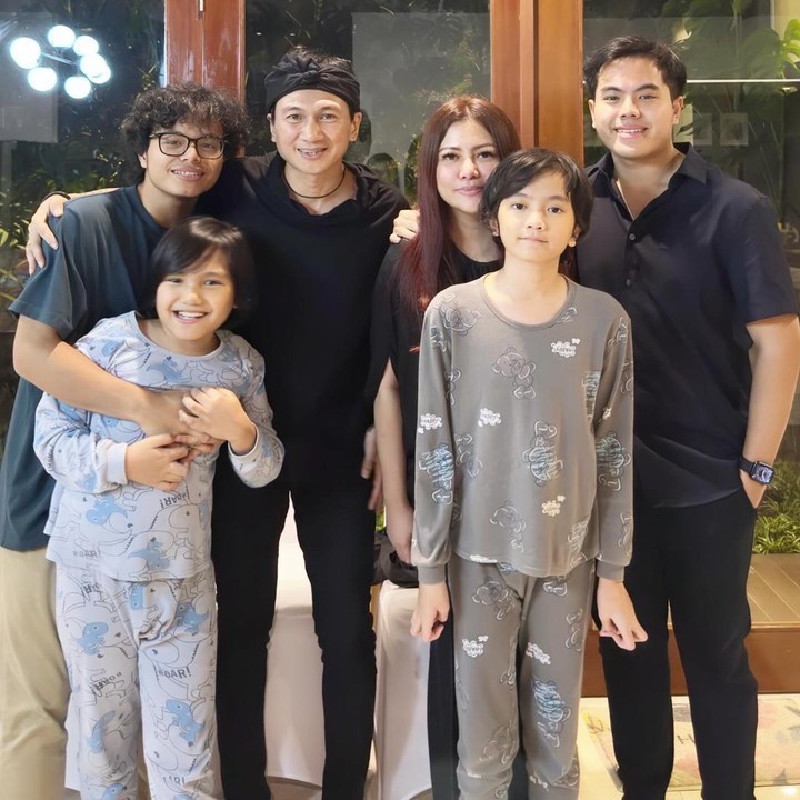 <p>Saga Omar Nagata adalah anak laki-laki yang lahir dari pasangan Erdian Aji Prihartanto alias Anji dan Wina Natalia. Namanya mulai mencuri perhatian publik bukan hanya karena kedua orang tuanya yang bekerja di dunia hiburan, lho, Bunda. (Foto: Instagram@winatalia)</p>