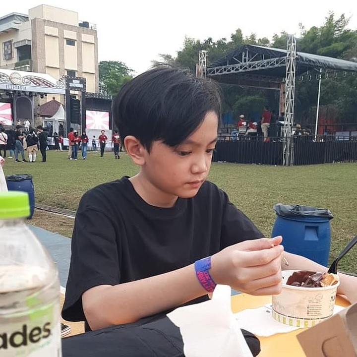 <p>Wina pernah mengatakan putranya itu terbiasa berbicara menggunakan nada. Hal ini menjadi salah satu alasan Saga bisa menciptakan lagu tersebut. "Jadi kalau disuruh apa itu, pakai nada karena kebiasan waktu itu dia nyanyi sendiri kebentuklah tuh (lagu). Kalau enggak salah dia lagi pengen makan atau apa, dia suka telur dadar," ujar Wina, dikutip dari kanal <em>YouTube insertlive,</em> Selasa (15/10/2024). (Foto: Instagram@sagaomarnagata)</p>