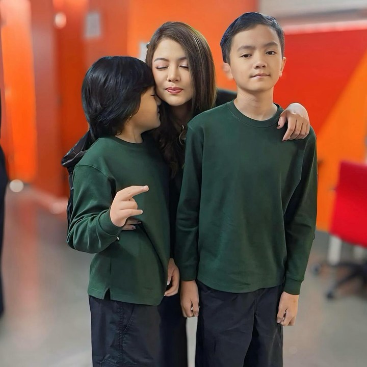 <p>Anak laki-laki yang kini berusia 12 tahun itu tidak hanya berhasil menarik perhatian lewat kemampuannya dalam dunia musik. Namun, juga karena wajahnya yang tampan. (Foto: Instagram@winatalia)</p>
