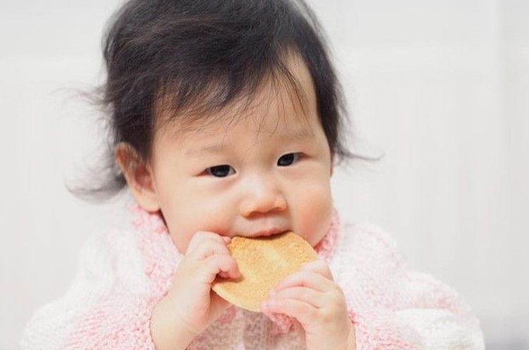 Risiko Makan Sashimi atau Ikan Mentah Sashimi dan sushi adalah makanan Jepang yang cukup digemari di Indonesia. Tapi apakah balita boleh makan? Usia berapa anak balita boleh makan sashimi?