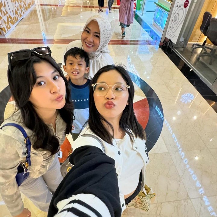 <p>Gaya Nasha dan Shakiena pun turut menarik perhatian netizen, Bunda. Keduanya selalu tampil modis dan <em>fashionable,</em> lho. (Foto: Instagram: @okieagustina_)<br /><br /><br /></p>