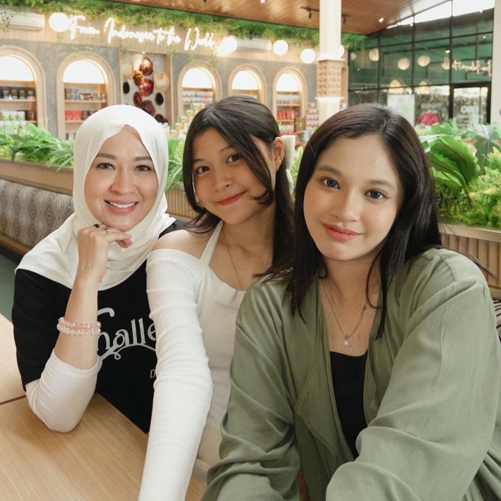 <p>"Eehh, itu janji atau kolak takjil? Kok manis banget!!!" ungkap Okie Agustina seraya mengunggah potretnya bersama Shakiena dan Nasha. (Foto: Instagram: @okieagustina_)<br /><br /><br /></p>