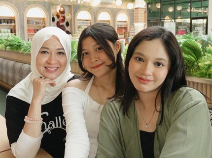 7 Potret Kedua Anak Gadis Okie Agustina dan Pasha, Sama-sama Cantik & Modis