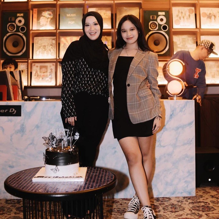 <p>Pada hari ulang tahunnya di Juni lalu, Shakiena terlihat cantik mengenakan blazer cokelat dan dres di atas lutut. Ia pun memadukan tampilannya dengan sepatu kets dan aksesoris gelang serta kalung. (Foto: Instagram: @okieagustina_)<br /><br /><br /></p>