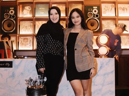 7 Potret Kedua Anak Perempuan Okie Agustina & Pasha, Fashionable Bun