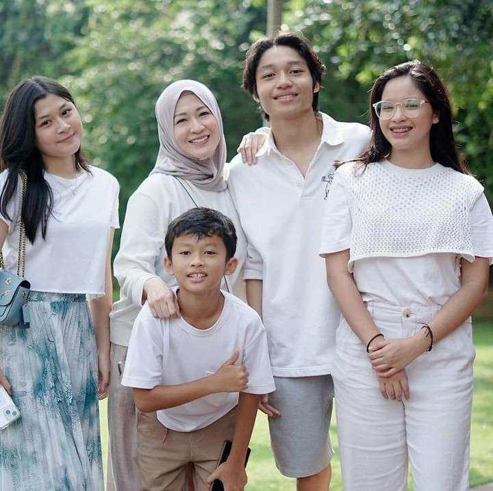 <p>Kedua anak perempuan Okie Agustina dan Pasha, Shakiena dan Nasha, kini sudah tumbuh menjadi gadis yang cantik, Bunda. Keduanya pun kerap berseliweran di akun media sosial sang Bunda. (Foto: Instagram: @okieagustina_)<br /><br /><br /></p>