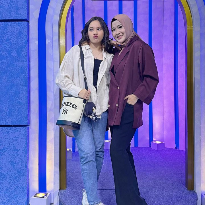 <p>Sementara itu, Shakiena baru saja menyelesaikan pendidikannya dan akan masuk kuliah. Atlet ice skating itu memiliki pengikut sekitar 268 ribu. (Foto: Instagram: @okieagustina_)<br /><br /><br /></p>