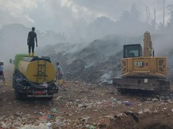 TPA Biaung Nusa Penida Terbakar Akibat Cuaca Panas