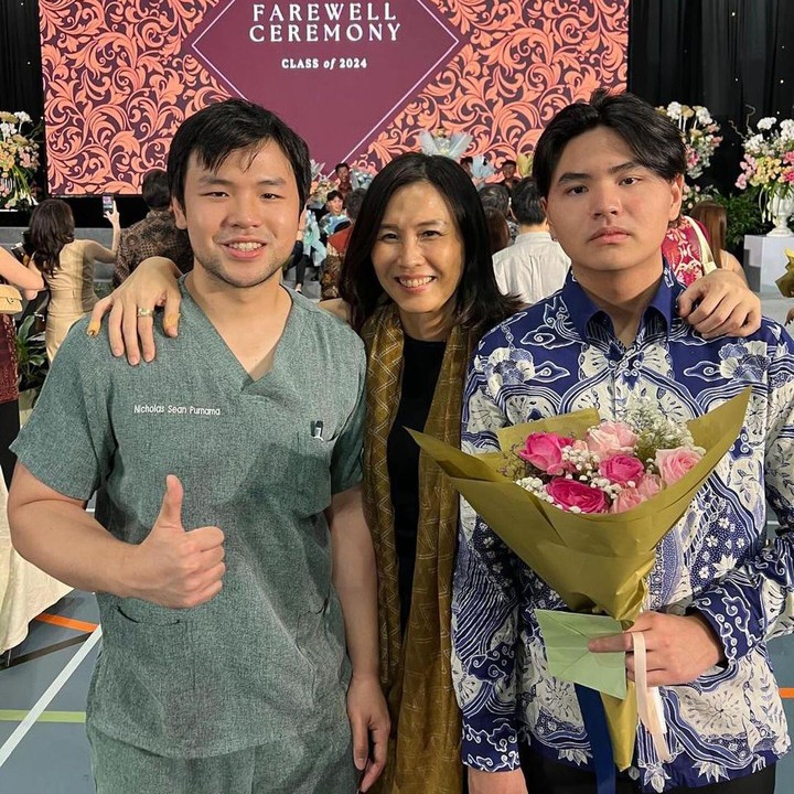 <p>Berikut ini potret Vero di hari kelulusan Daud. Ia hadir bersama anak sulungnya, Nicholas, Bunda. "Banyak orang tua yang bahagia dan bangga atas wisuda anak2 nya. Ini adalah awal perjalanan hidup mereka, harus bisa mengikuti panggilan dan hati nurani, dan nanti mereka akan menemukan tujuan hidupnya. <em>Proud of you</em> Nia & Daud," ungkapnya. (Foto: Instagram @veronicatan_official)<br /><br /><br /></p>