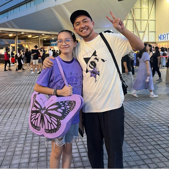 <p>Selanjutnya, ada Ayah Ananda Omesh dan sang putri Btari Embun Anandayu. Dalam momen ini, Omesh menemani Embun nonton konser Olivia Rodrigo di Singapura. "Kemarin nemenin Embun nonton @oliviarodrigo selesai konser langsung mikir harus sehat dan bugar sampai tua nanti!" tulisnya sebagai keterangan foto. (Foto: Instagram @omeshomesh)<br /><br /><br /></p>