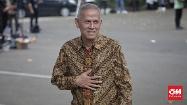 Presiden Prabowo Subianto menugaskan Wakil Menteri Keuangan III Anggito Abimanyu mengumpulkan Rp300 triliun sampai Rp600 triliun per tahun ke kas negara.