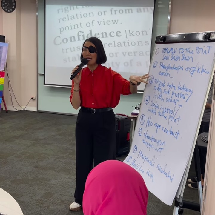 <p>Melalui salah satu unggahan ketika dirinya memberikan materi di suatu perusahaan, terlihat Becky memakai penutup mata warna hitam di bagian mata kiri. Tidak sedikit netizen yang kemudian bertanya tentang keadaannya. (Foto: Instagram: @becktum)</p>