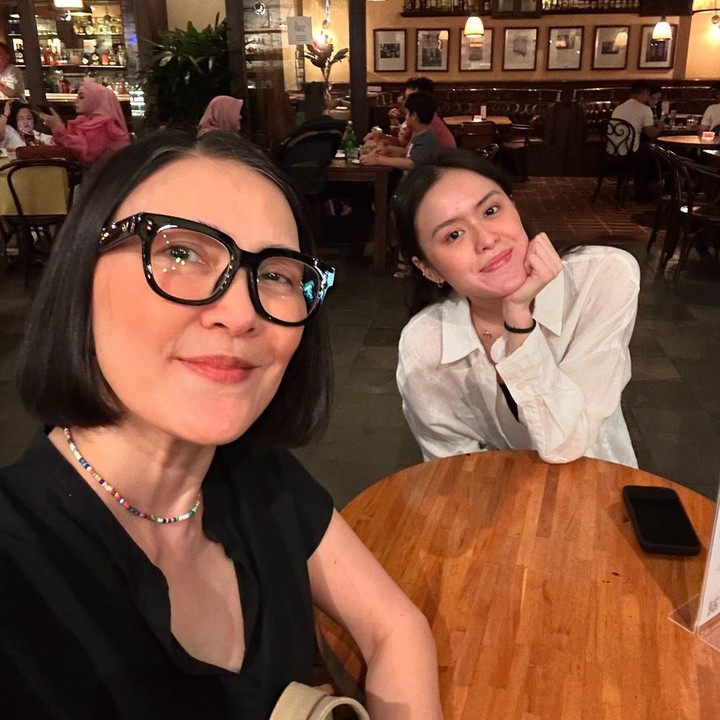 <p>Presenter sekaligus penyiar radio Becky Tumewu telah menjalankan aktivitasnya seperti sedia kala, Bunda. Sebelumnya, Becky dikabarkan baru saja menjalani operasi di matanya. (Foto: Instagram: @becktum)</p>