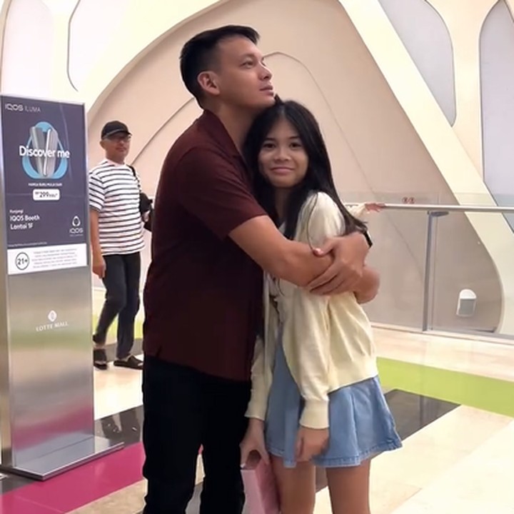 <p>Terakhir, ada Ben Joshua dan putrinya yang sudah beranjak remaja bernama Benaya. Di momen ini, Ben meminta sang putri agar memeluknya. "Beri Ayah pelukan," tulisnya. (Foto: Instagram @benjoshua_r)</p>