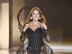 Aksi Eks Ibu Negara Prancis di Victorias Secret Show, Pakai Lingerie Korset