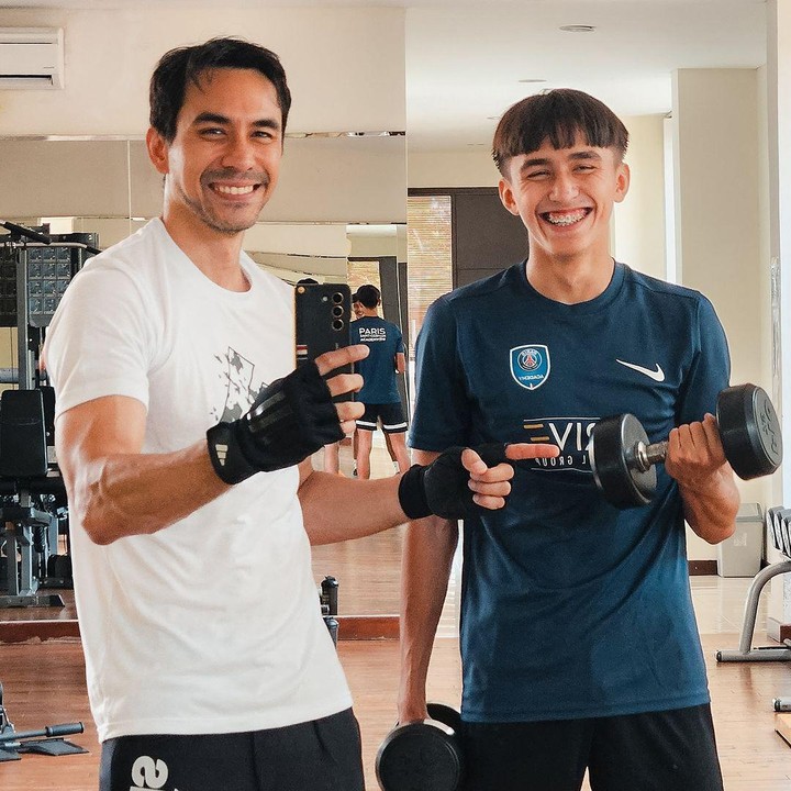 <p>Berikutnya, ada Darius Sinathrya dan si sulung Lionel Sinathrya. Dalam potret yang diunggah berikut, suami dan anak Donna Agnesia ini terlihat sedang berolahraga bersama. "Kadang setiap dari kita butuh dorongan motivasi dari apa yang ada di sekitar kita, latian bareng <em>the boys</em> selalu kasih motivasi lebih buat gw," ungkap Darius. (Foto: Instagam @darius_sinathrya)</p>