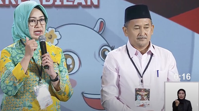 Cagub-cawagub Banten Airin Rachmi Diany-Ade Sumardi menggagas program danasiwa untuk wanita berprestasi lewat 'Kartini Banten'.