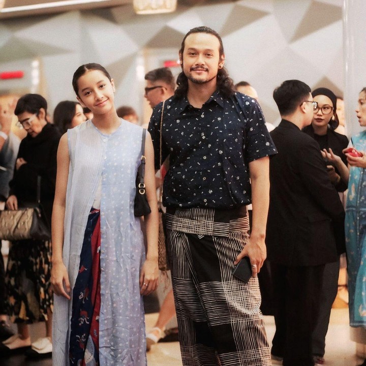 <p>Ayah seleb pertama, yakni Dwi Sasono. Ada banyak momen yang Dwi lakukan bersama anaknya, salah satunya berikut ini. Bersama putri semata wayangnya, Widuri Puteri, keduanya mengenakan batik dan fesyen di sebuah acara beberapa waktu lalu. (Foto: Instagram @dwisasono)<br /><br /><br /></p>