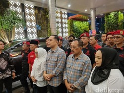 Berkemeja Kotak-kotak, Paslon Tunggal Eri Cahyadi-Armuji Tiba di Lokasi Debat