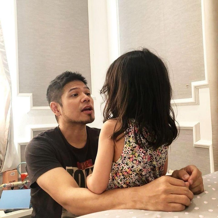 <p>Selanjutnya, ada Ibrahim Imran alias Baim. Berikut ini potretnya bersama si bungsu Zoe yang terlihat sedang berbagi cerita dengan ayahnya. (Foto: Instagram @baimguitar)<br /><br /><br /></p>