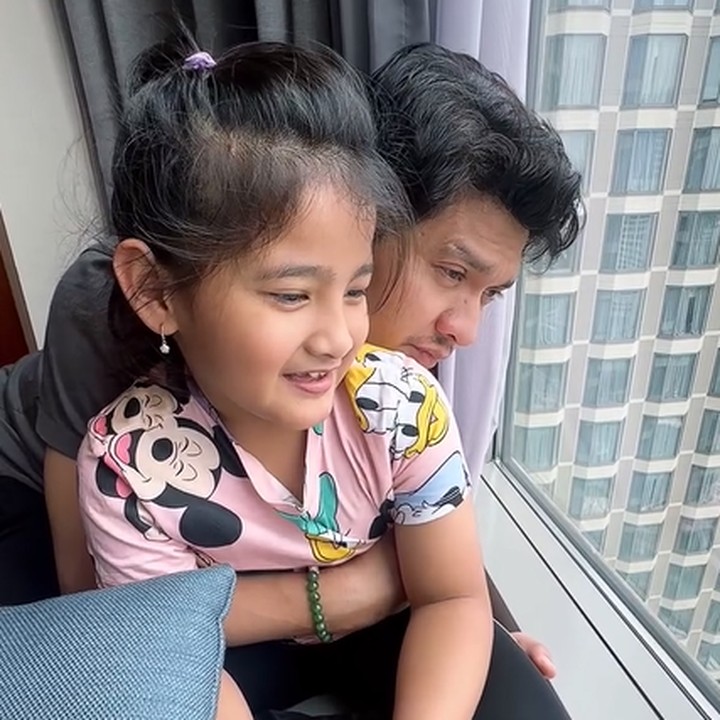 <p>Potret keenam ada Iko Uwais dan anak perempuan peryamanya, Aneska. Dalam momen yang dibagikan oleh Audy Item, Aneska sedang mendoakan sang Ayah. "Semoga Papa banyak rezekinya, juga lancar, sehat, semua sayang sama Papa," tuturnya, kemudian diaminkan oleh sang Ayah. (Foto: Instagram @audyitem)<br /><br /><br /></p>