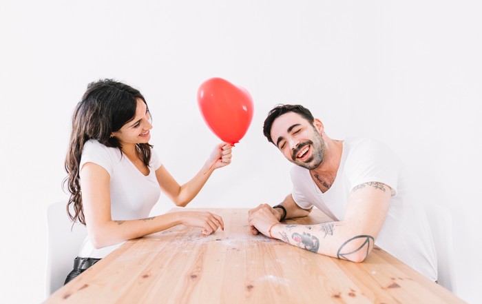 Ilustrasi perempuan romantis/Foto: freepik.com/freepik