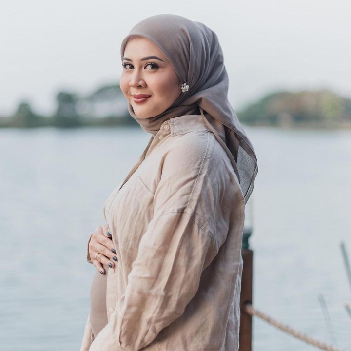 <p>Kesha Ratuliu baru saja mengumumkan kehamilan ketiganya ke publik. Perempuan 26 tahun ini sudah mulai memamerkan <em>baby bump</em> kehamilannya, Bunda. Dalam potret terbaru, Kesha tampil <em>stylish</em> mengenakan pakaian berwarna moka dengan jilbab berwarna abu-abu kecokelatan, sambil memamerkan <em>baby bump</em>. Penampilan Kesha kerap mencuri perhatian karena ia selalu mengenakan aksesoris anting di sudut jilbabnya.  (Foto: Instagram @kesharatuliu05)</p>