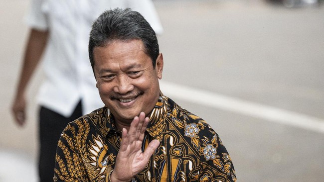 Menteri KKP Trenggono Terpilih Jadi Ketua DPW PAN Jateng Menteri Sakti Wahyu Trenggono terpilih sebagai Ketua DPW PAN Jawa Tengah secara aklamasi. Ia diharapkan mendorong perolehan suara PAN di Pemilu 2029.