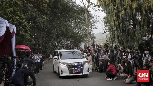 Mobil-mobil mewah yang muncul di rumah Prabowo Subianto di Bogor di antaranya Toyota Land Cruiser, Lexus LM dan Land Rover Defender.