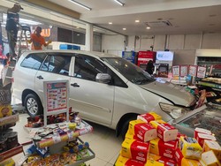 Lupa Pindahkan Gigi, Mobil Tabrak Minimarket di Cinere Depok