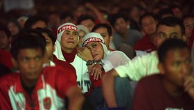 FOTO: Tangis Suporter Warnai Nobar China vs Indonesia di Tanah Air