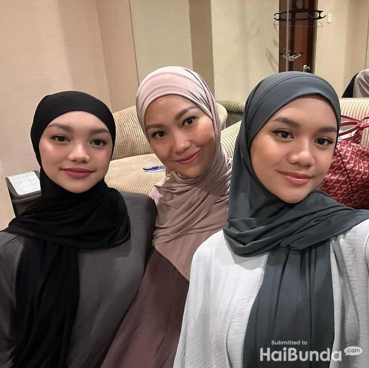 <p>Tak hanya bernyanyi, Naura pun dikenal sebagai aktris. Anak sulung Nola ini sudah membintangi beberapa tayangan, di antaranya <em>My Nerd Girl</em>. (Foto: Instagram @riafinola)<br /><br /><br /></p>