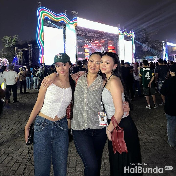 <p>Adalah Adyla Rafa Naura Ayu dan Anodya Shula Neona Ayu. Keduanya dikenal sebagai penyanyi, Bunda. (Foto: Instagram @riafinola)<br /><br /><br /></p>