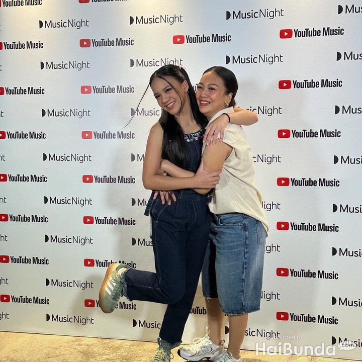 <p>Dalam beberapa kesempatan, Nola selalu berusaha untuk hadir di setiap acara putri-putrinya. Misalnya saja dalam potret berikut, Naura dan Neona nyanyi di panggung suatu acara.(Foto: Instagram @riafinola)<br /><br /><br /></p>