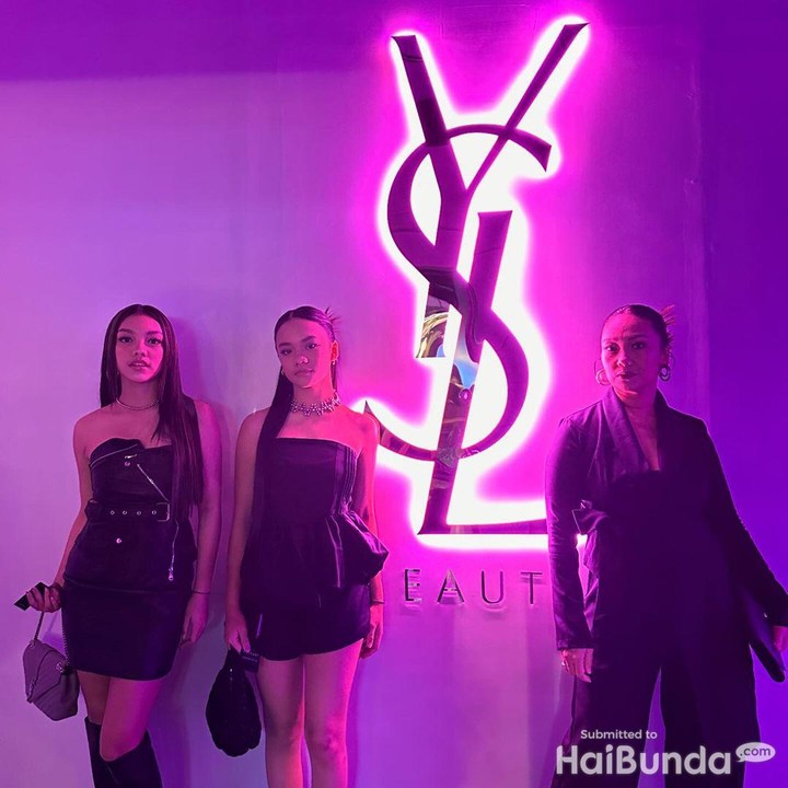 <p>Melihat Nola berdiri di tengah putri-putrinya, netizen sebut perempuan berusia 46 tahun ini awet muda, nih. "Mama nola forever youngg," kata @ndshv****. (Foto: Instagram @riafinola)</p>