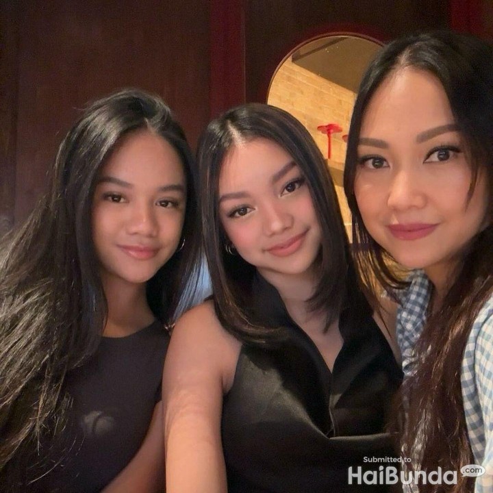 <p>Riafinola Ifani Sari atau yang akrab dikenal sebagai Nola B3 menikah dengan Baldy Mulya Putra. Keduanya dikaruniai tiga anak perempuan cantik, dua di antaranya ikut terjun ke dunia hiburan Tanah Air. (Foto: Instagram @riafinola)<br /><br /><br /></p>