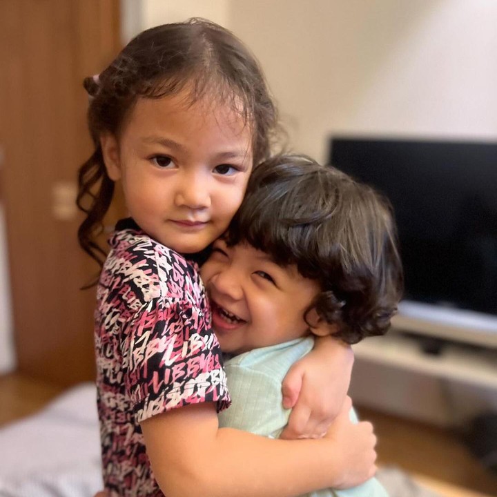 <p>"Ya ampun mereka sudah sekolah. Ngikutin Balint dan Numa dari Balint keluar dari rumah sakit pertama kali sama Numa bayi. Sekarang mereka sudah sekolah," ujar netizen terharu. "Selamat main di sekolah ya Numa dan Balint, <em>happy-happy</em> selalu," kata netizen lainnya. (Foto: Instagram: @monaratuliu)</p>