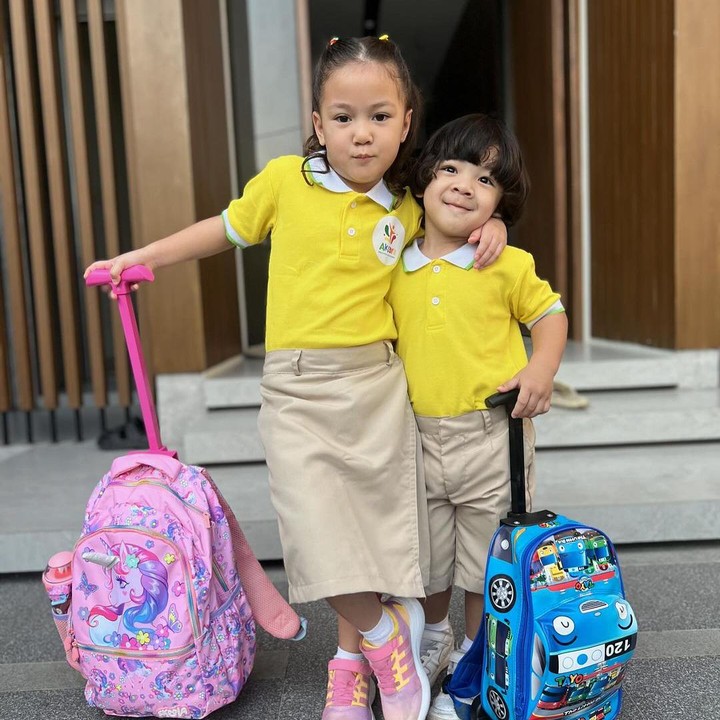 <p>"Hari pertama Numa dan Balint sekolah. Semoga dramanya drama komedi saja ya gaes," tulis Mona seraya menyisipkan emotikon pelukan. (Foto: Instagram: @monaratuliu)</p>