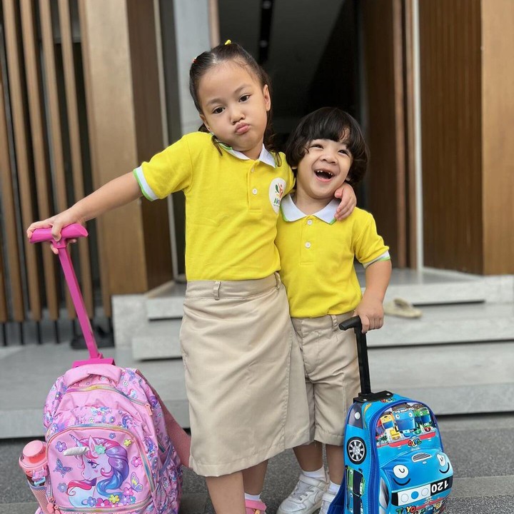 <p>Dalam salah satu unggahan Mona, terlihat Numa dan Balint saling merangkul sebelum pergi ke sekolah. Keduanya kompak memakai seragam warna kuning dan membawa tas dorong menggemaskan. (Foto: Instagram: @monaratuliu)</p>